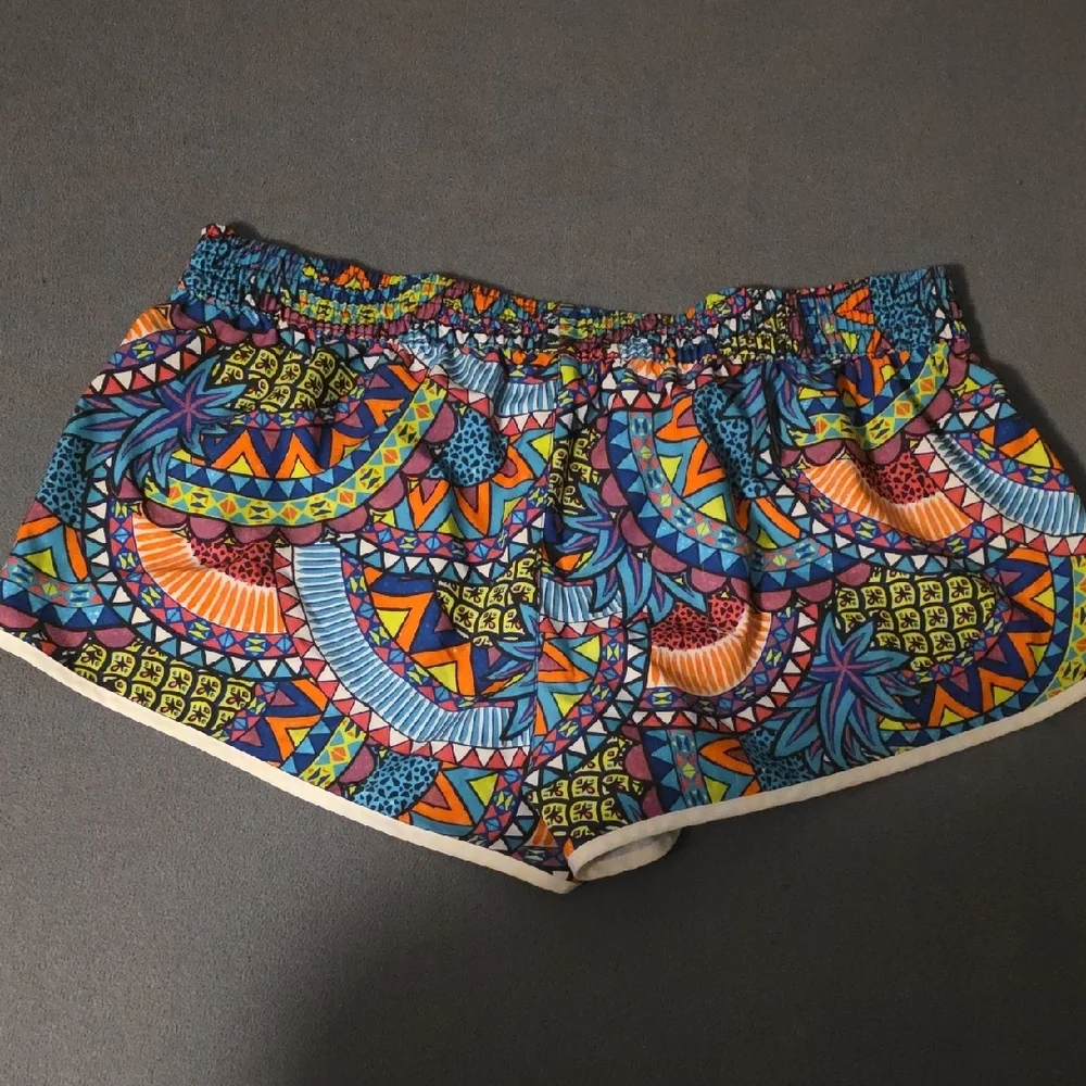 No Boundaries Multicolor Geometric Women's Athletic Shorts - Picture 3 of 4